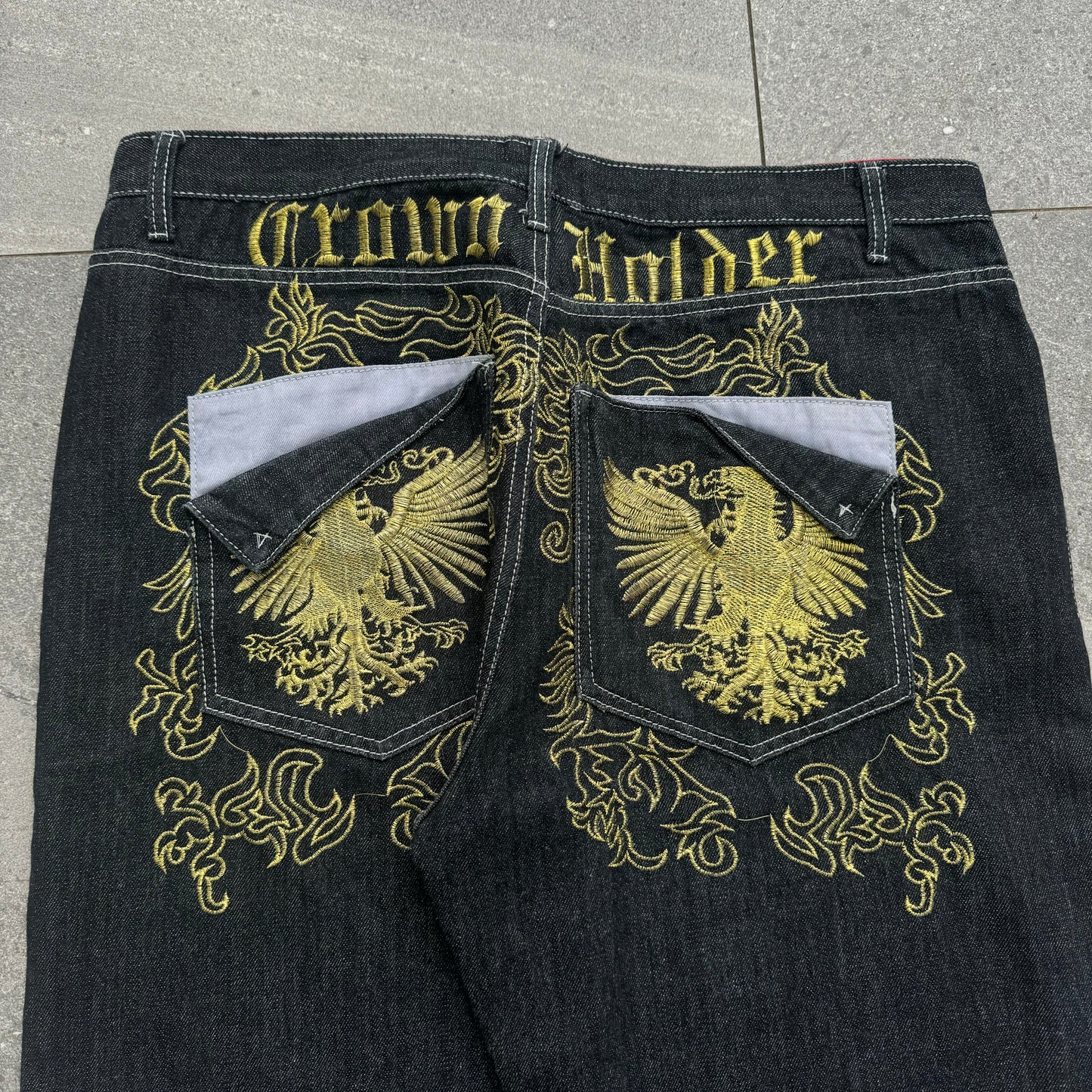grail crown holder 38x32”