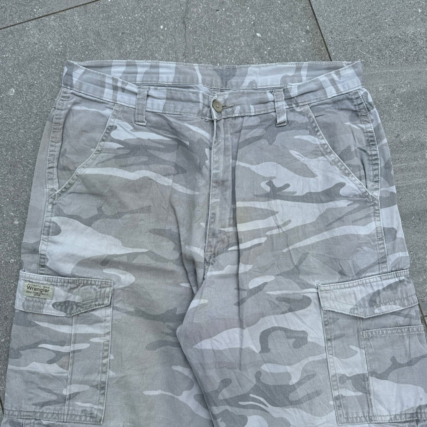wrangler sand camo shorts - 34x10”