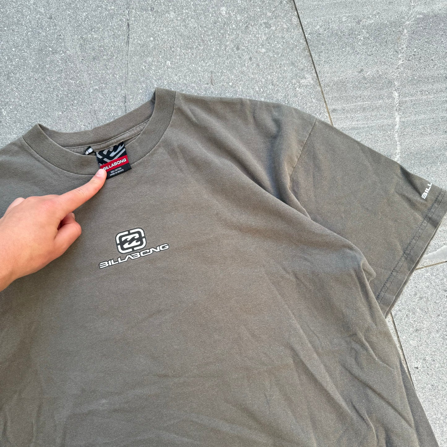 2002 billabong tee - L