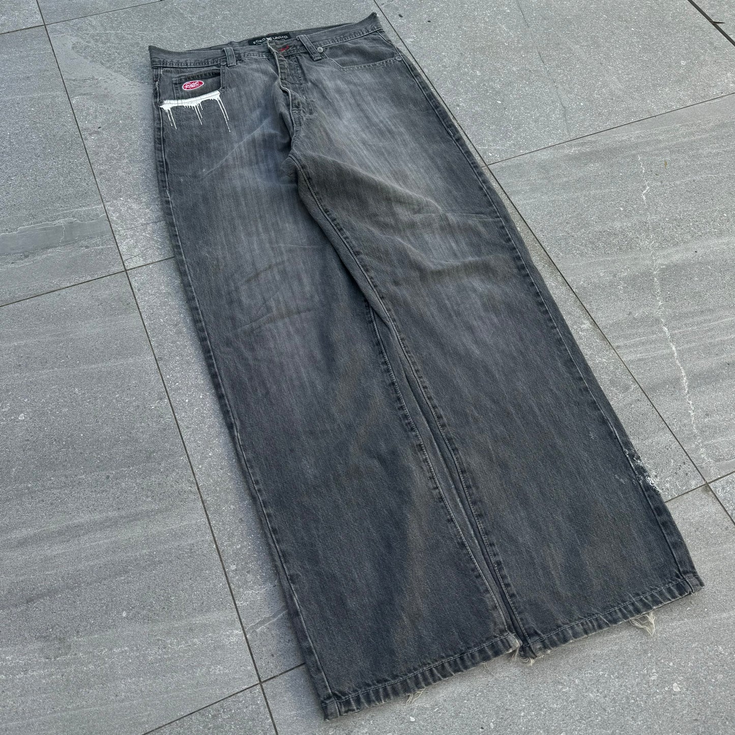 ecko graffiti’s 💯 34x33”