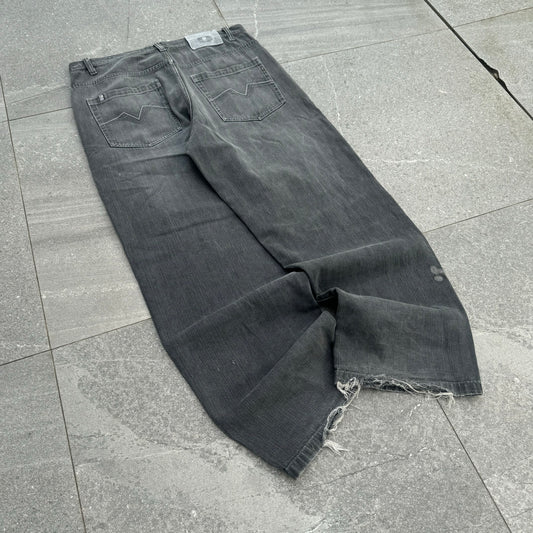 beaaaut grey fader southpoles - 36x32”