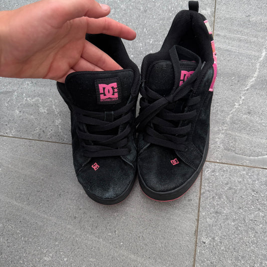 the huzz been harassing me over these 🙏 - size US 7 women’s