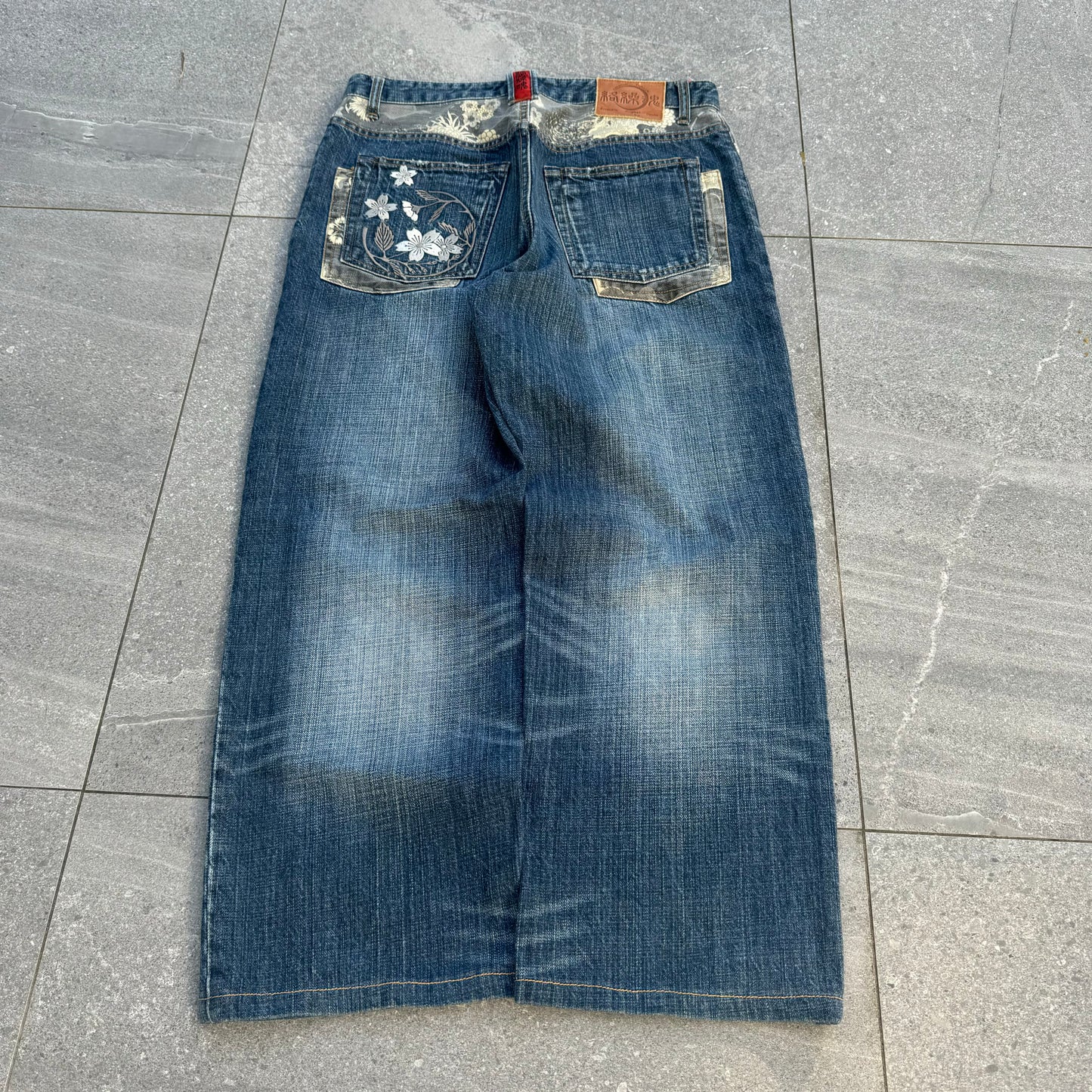 beautiful karakuri - 33x27” (38.5 outseam)