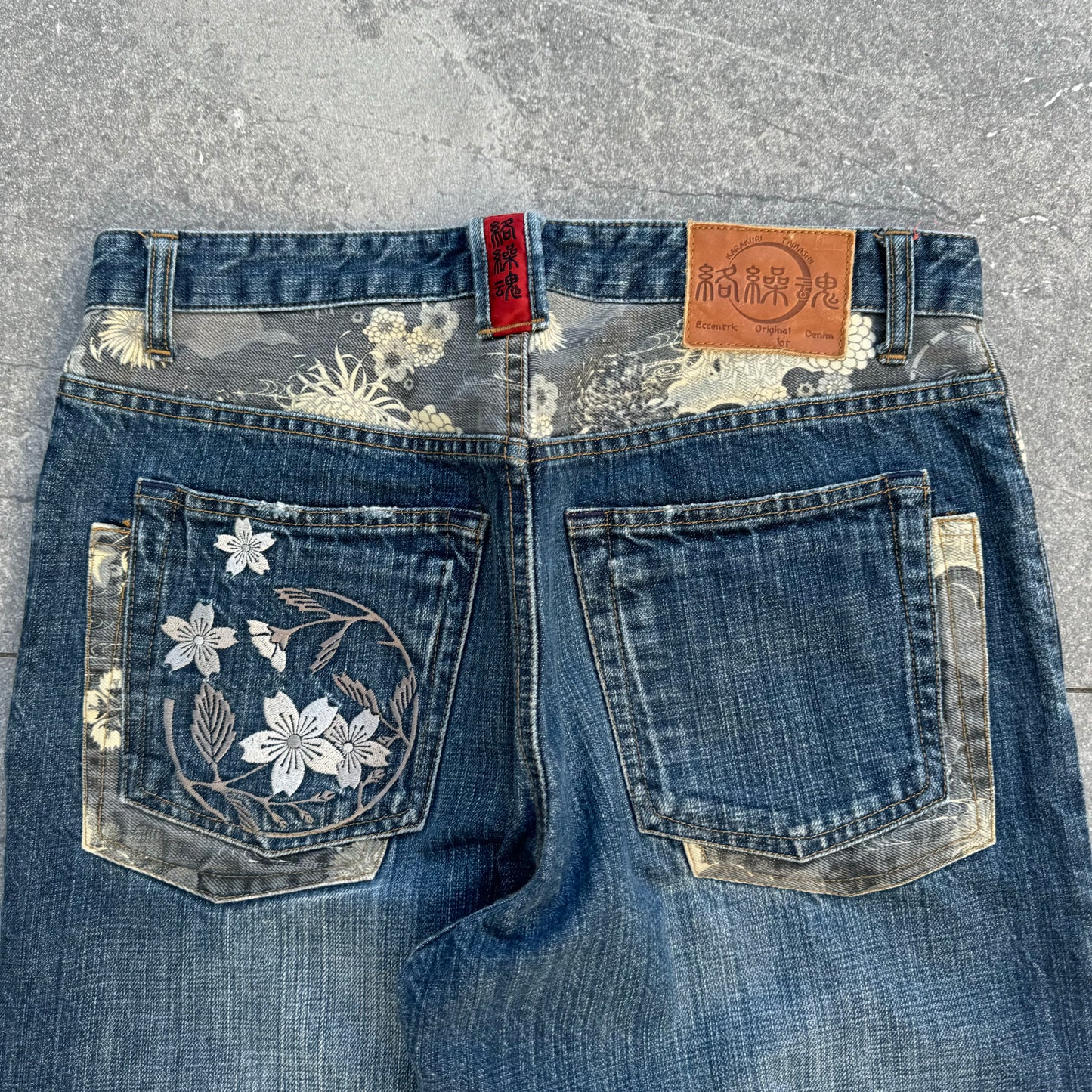 beautiful karakuri - 33x27” (38.5 outseam)