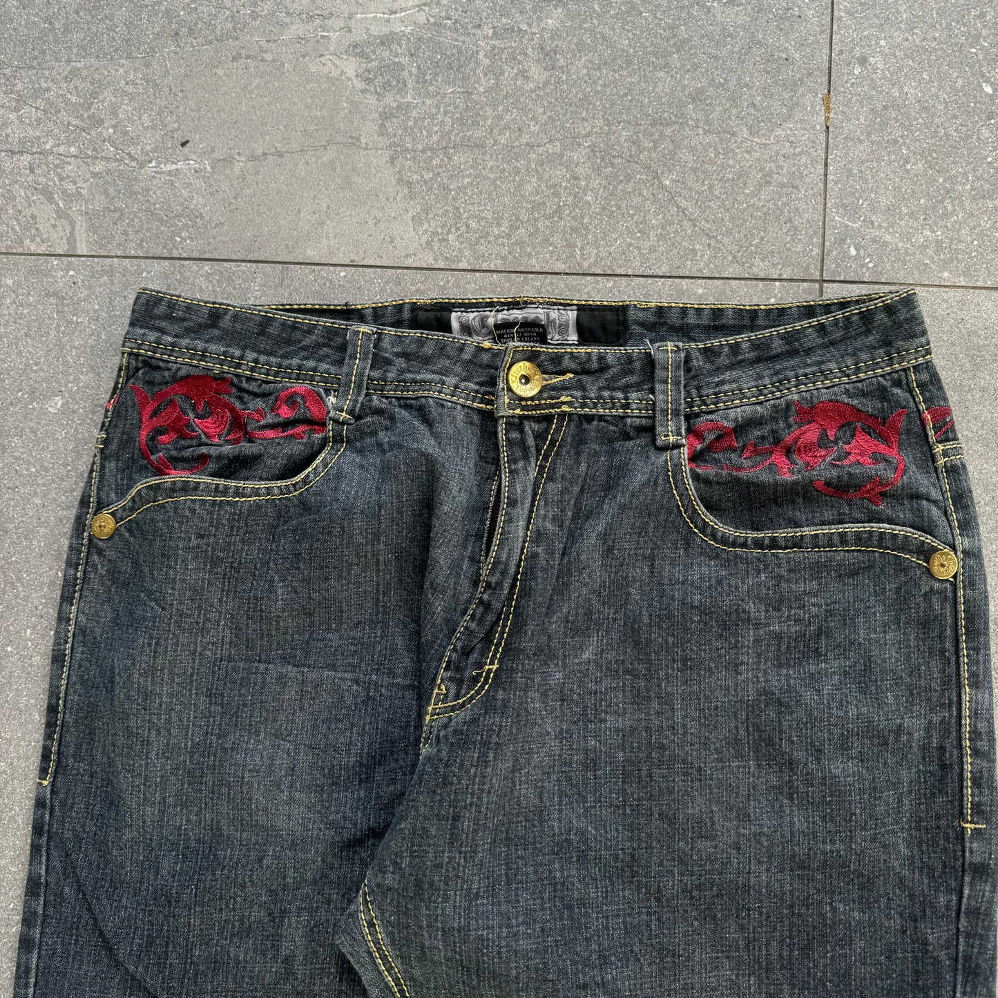 clench back hits - 37x31”