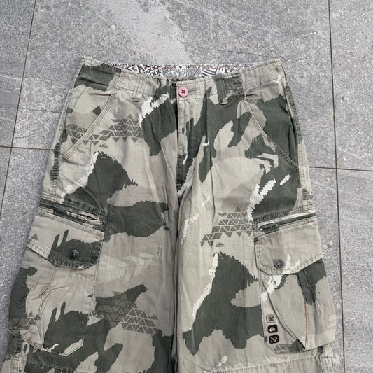quiksilver camo shorts - 31”