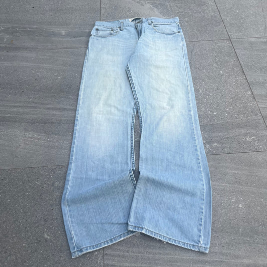 lighttt levi low rise bootcuts - 32x32”