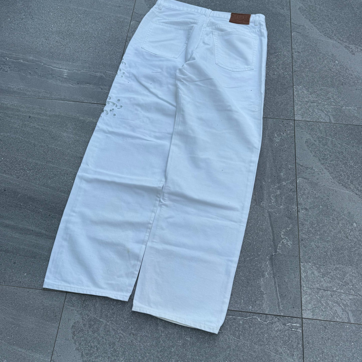 white karakuri front hits ❄️ - 34x33”