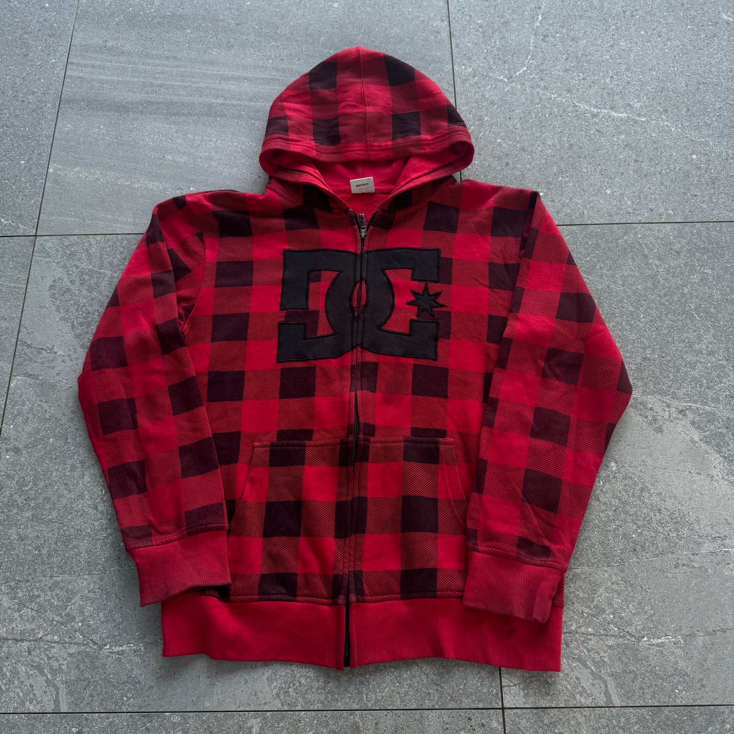 hard ass DC hoodie, i wanna say medium but it’s a little bit smaller than a medium but still a medium fit? idk just buy it