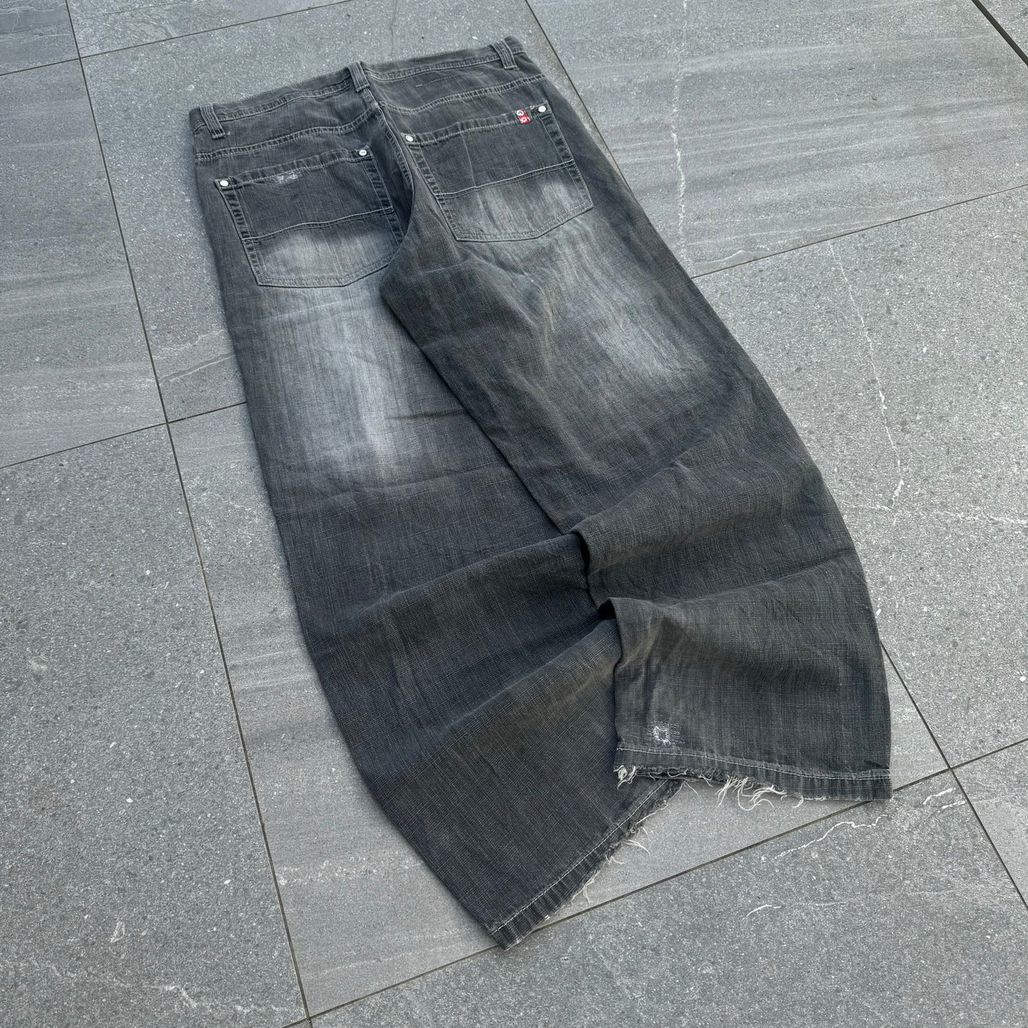 my last pair of redtabs 🥀 35x31”