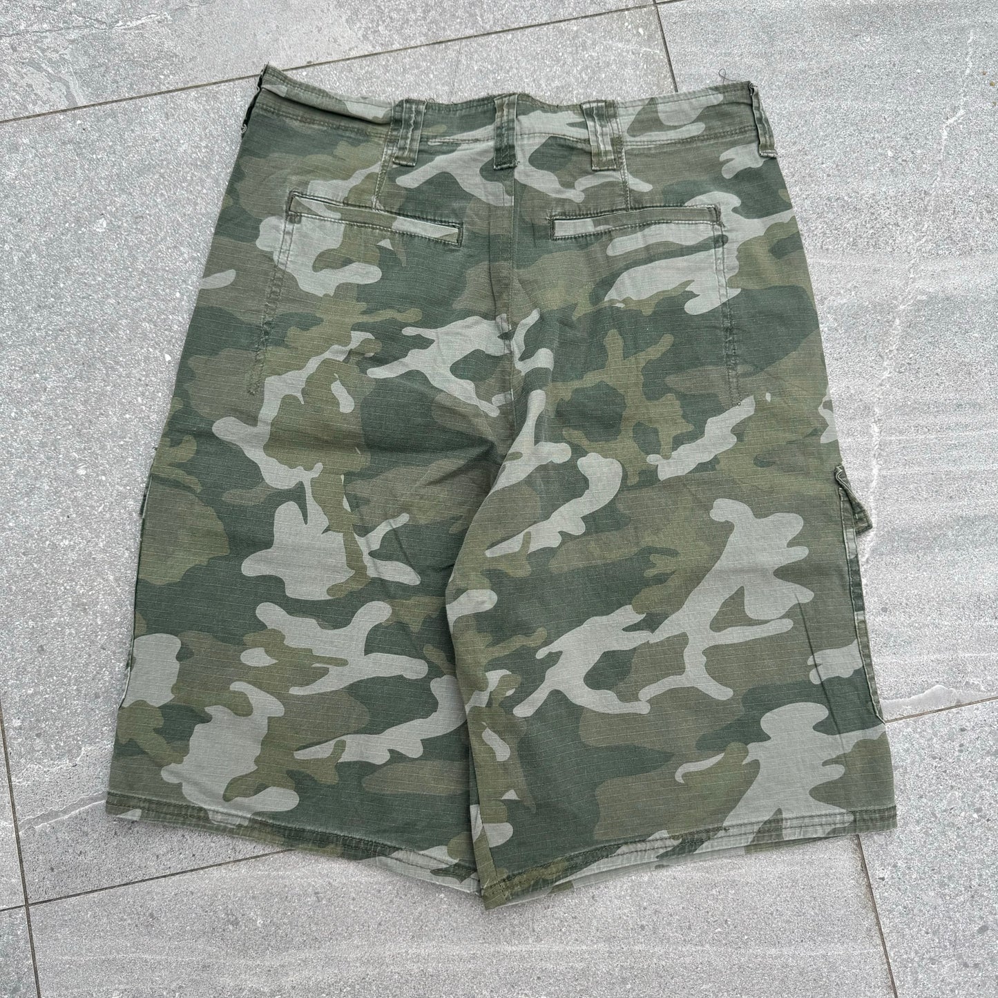 beautiful wrangler camo shorts - 33x10”