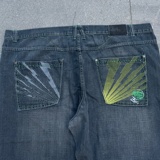 HUGEEEE jinzu jeans - 56x33”