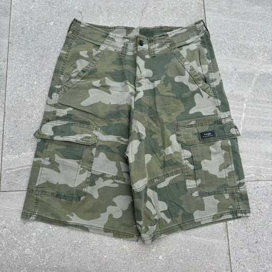 beautiful wrangler camo shorts - 33x10”