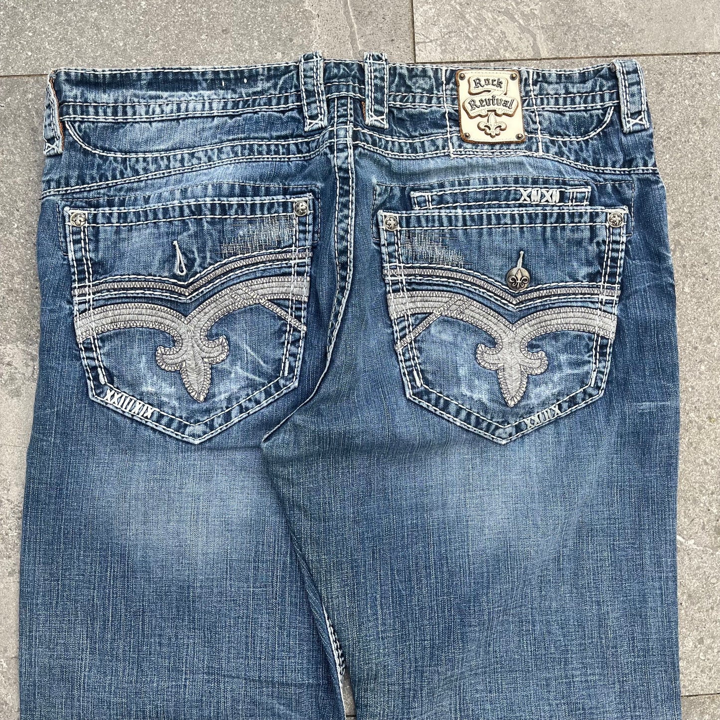 fat fat fat. these rock revivals are fat and baggy and fit so so good. yum yum yum 40x30”