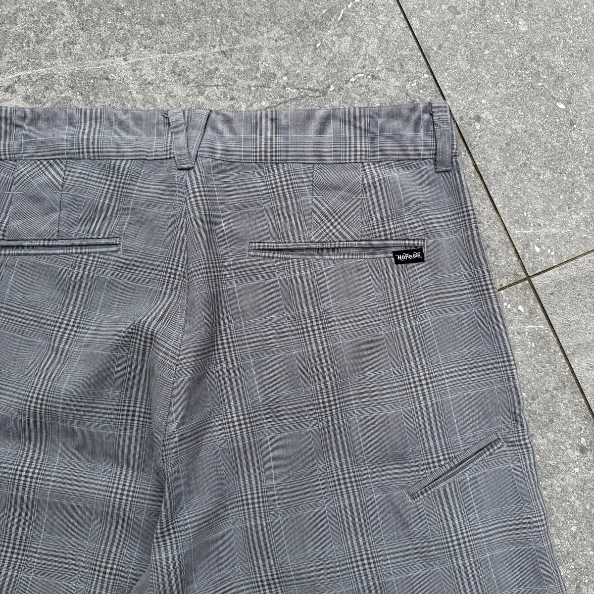 oakley plaid below knee shorts - 34”