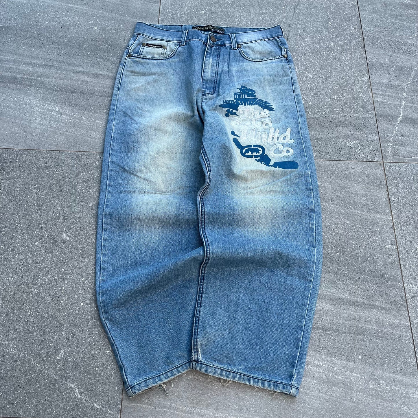 ecko embroidered front and back hit 😫 - 32x28”