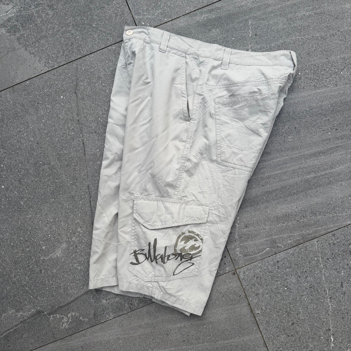 holy fuckkk 3/4 spec billabong shorts - 33”