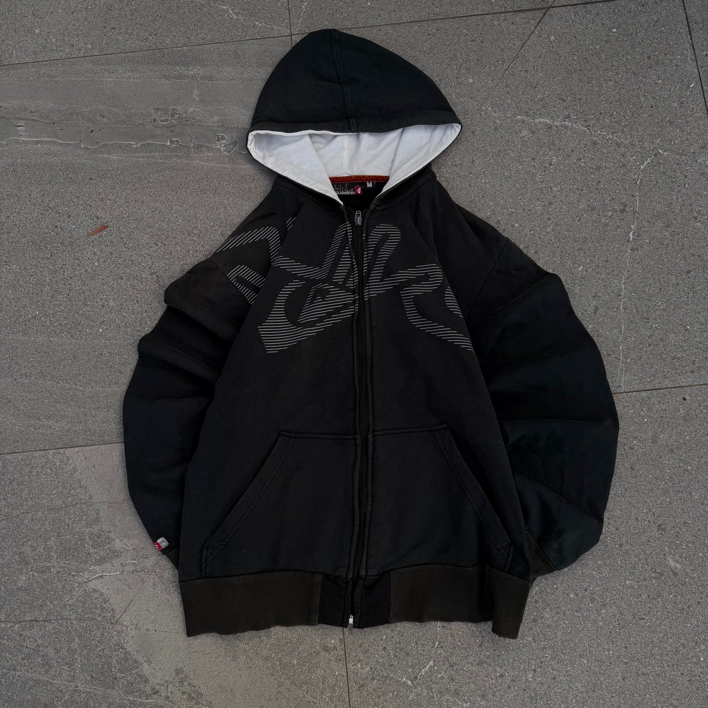 harddd quiksilver side hit spell out - M