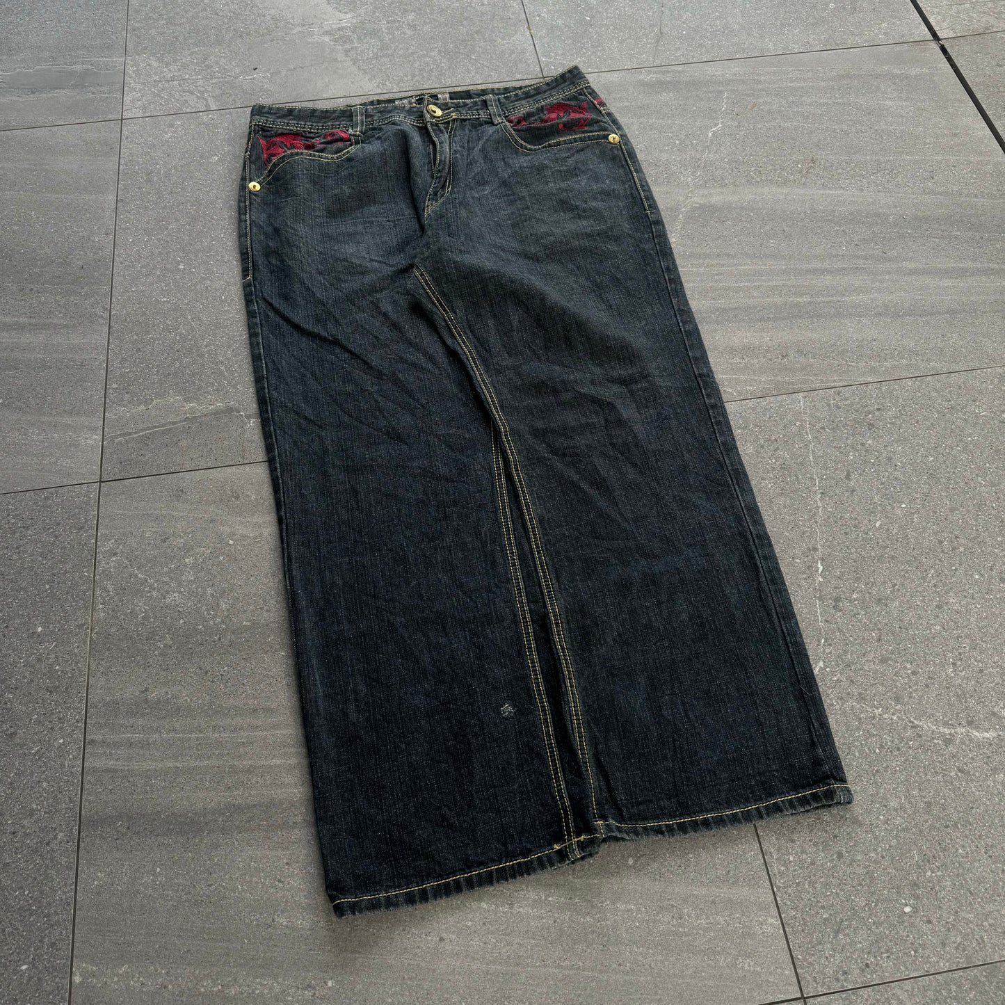 clench back hits - 37x31”