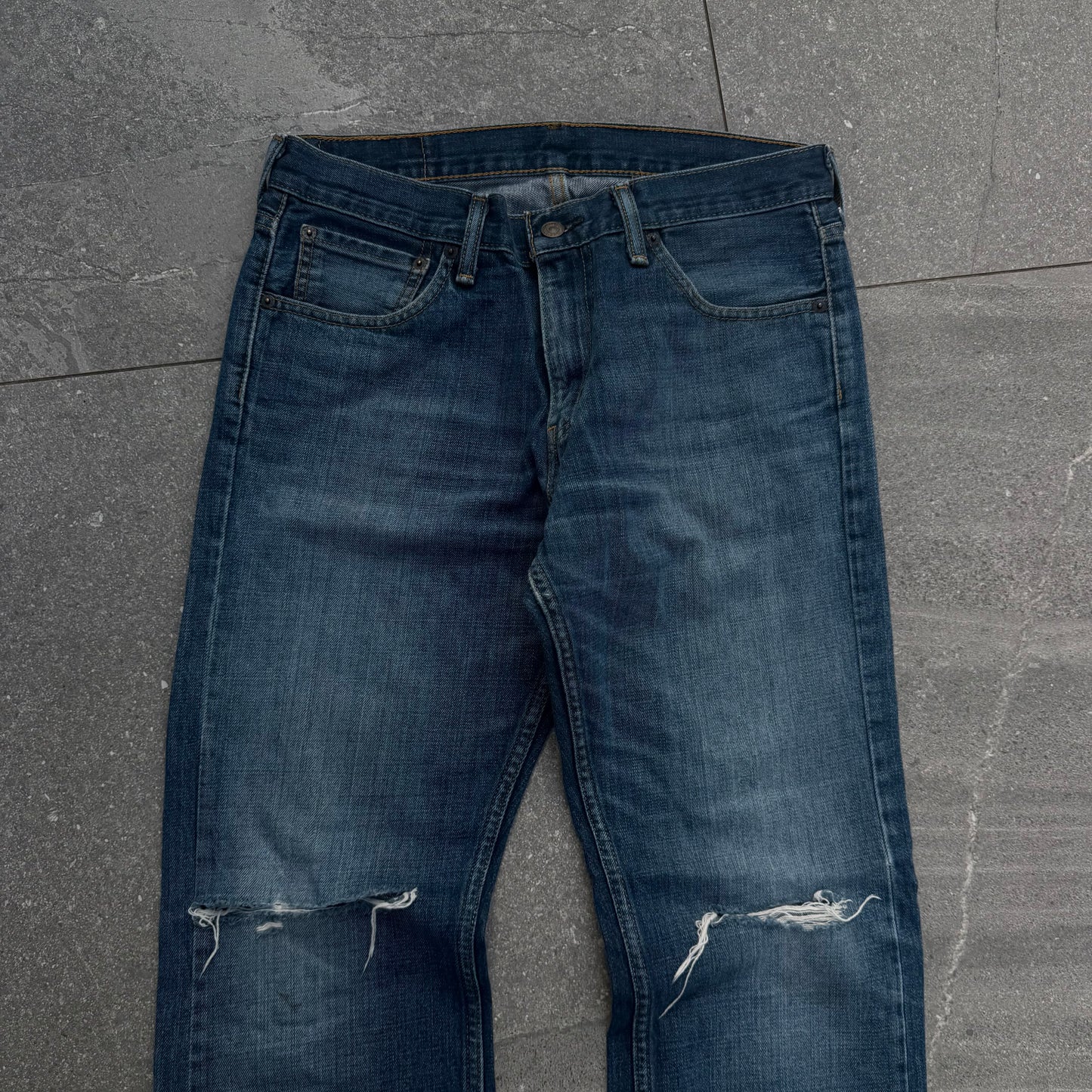 beautiful dark wash levi’s - 32x30”