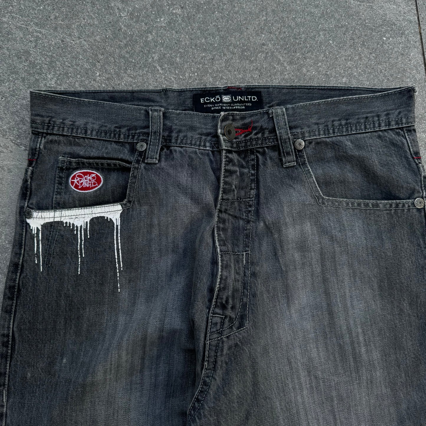 ecko graffiti’s 💯 34x33”