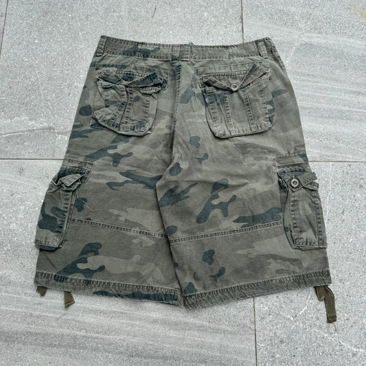 abercrombie and fitch camo shorts - 34”