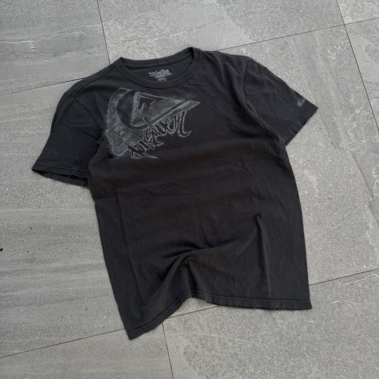 absolutely gorgeous quiksilver tee (colours r so nice irl) - M
