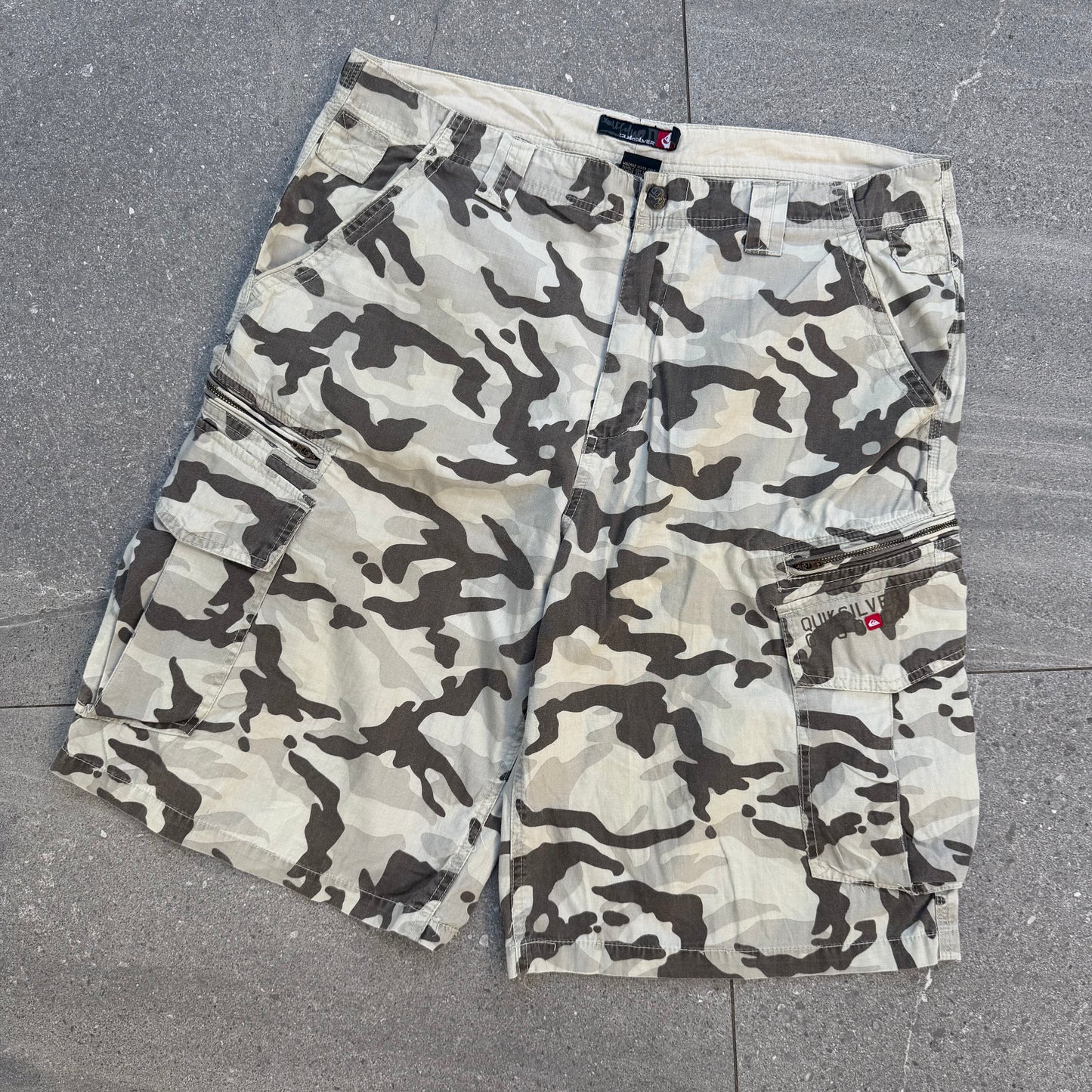 floooooded below knee fitting quiksilver camos - 36”