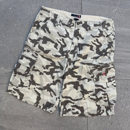 floooooded below knee fitting quiksilver camos - 36”