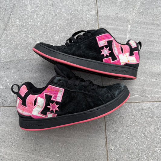 the huzz been harassing me over these 🙏 - size US 7 women’s