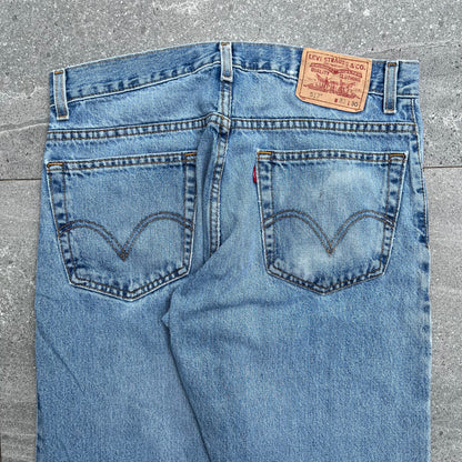 these are soo gooooooooooooood 😫😫😫 levi 517 bootcuts - 32x30”