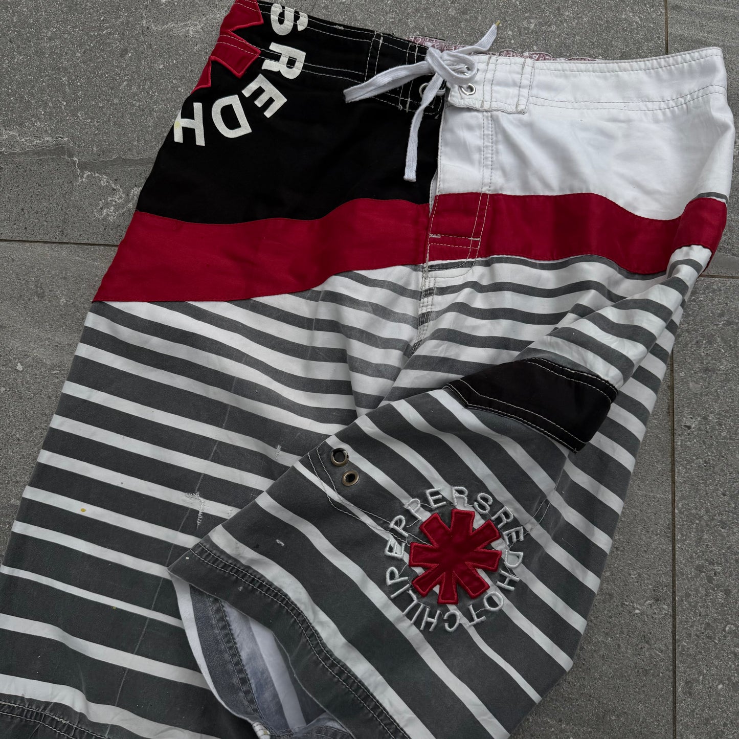 rare billabong x chilli peppers boardies - 31”