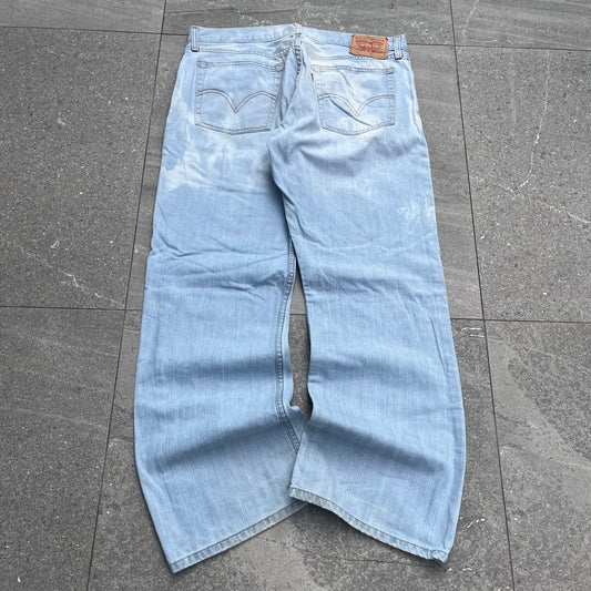lightwash levi 527 low bootcuts - 34x30”