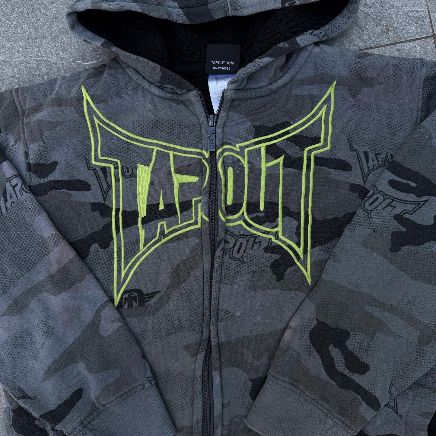 tapout camo zipup - XS