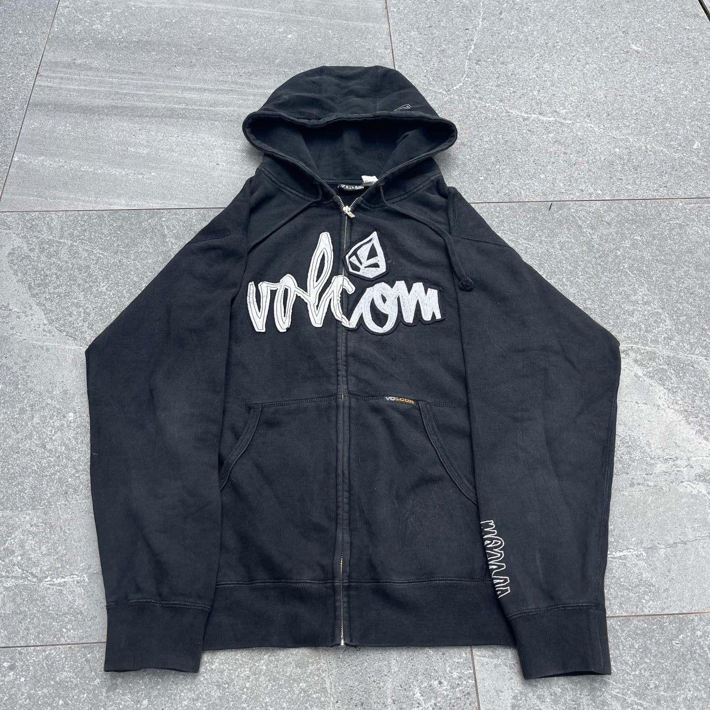 embroidered volcom zip - M