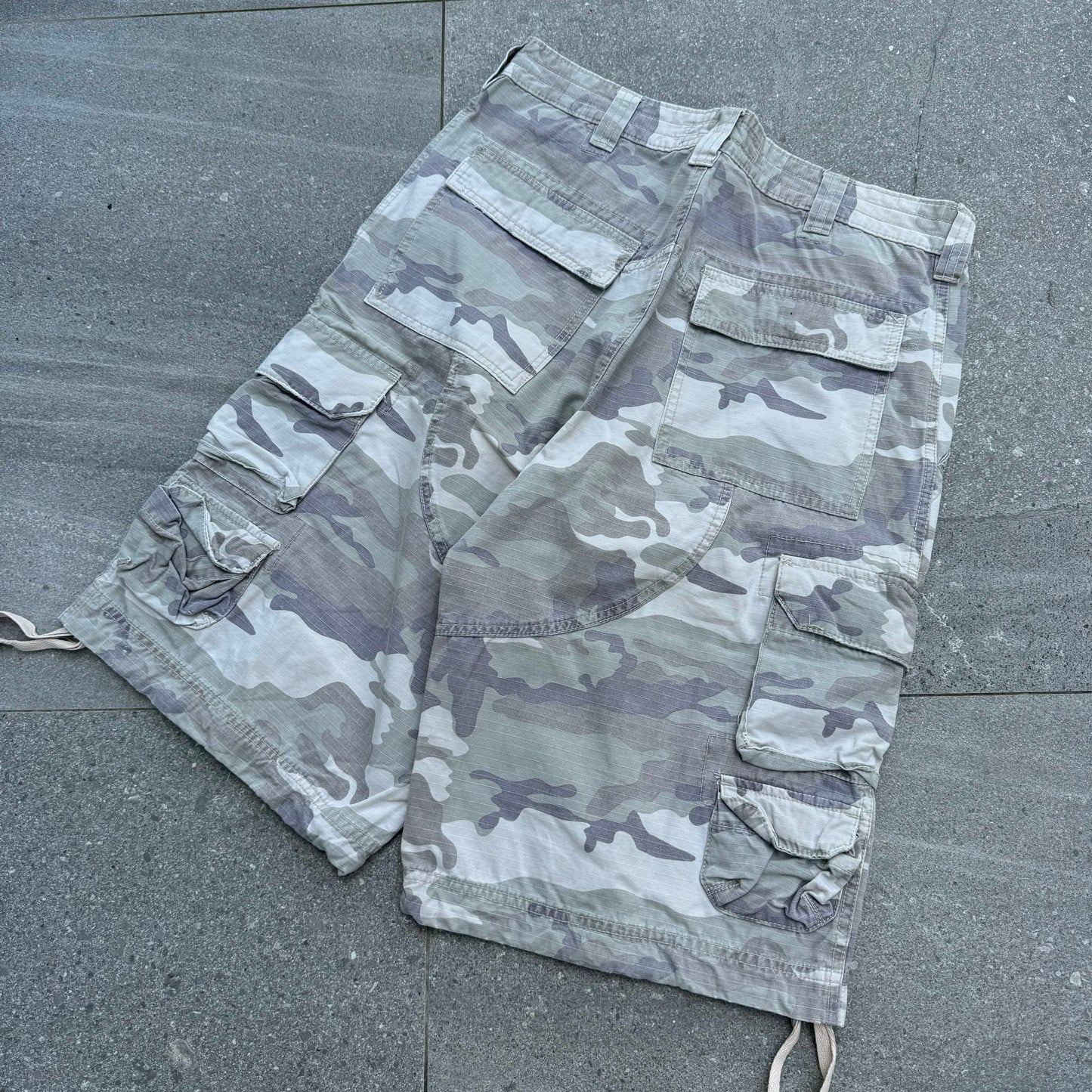 mossimo camo shorts - 32”