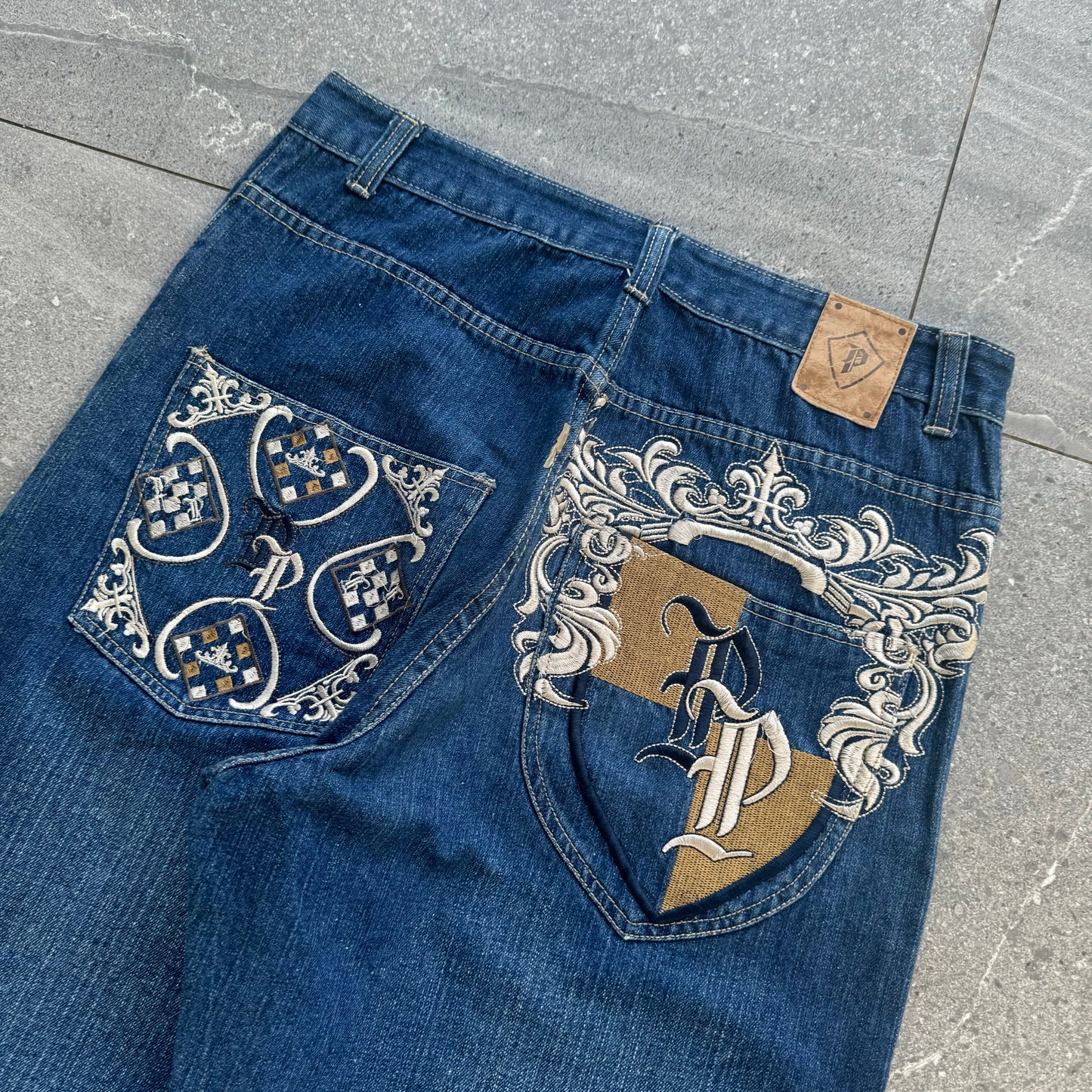 grail pelle crests ⚜️ 34x33”