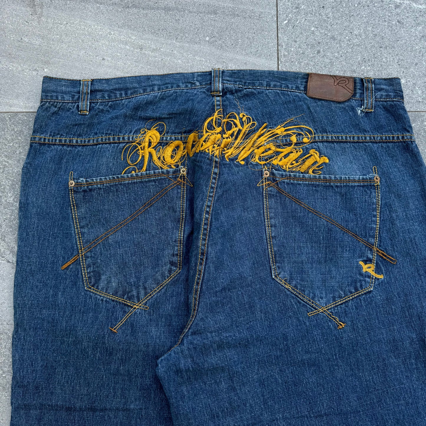 huge rocawear jeans - 46x32”