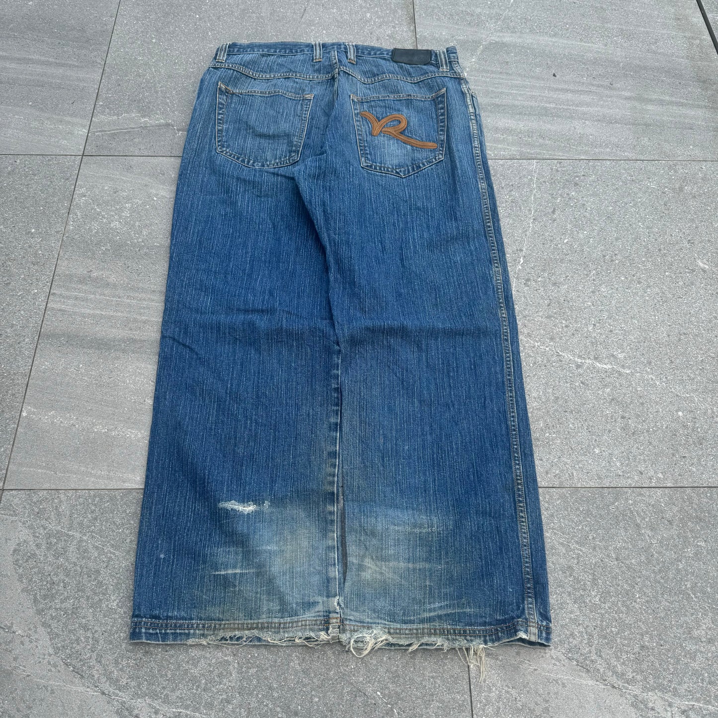 wowwww such a good pair of rocawear 💕💕💕💕 36x32”