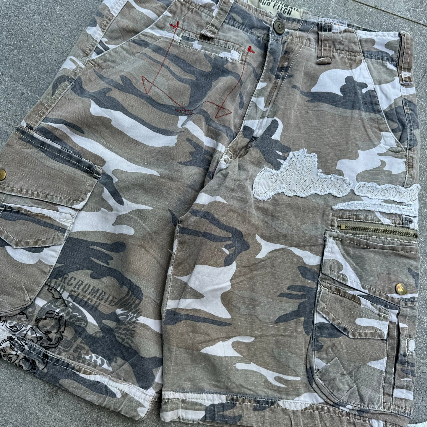 abercrombie&fitch camo shorts - 31”