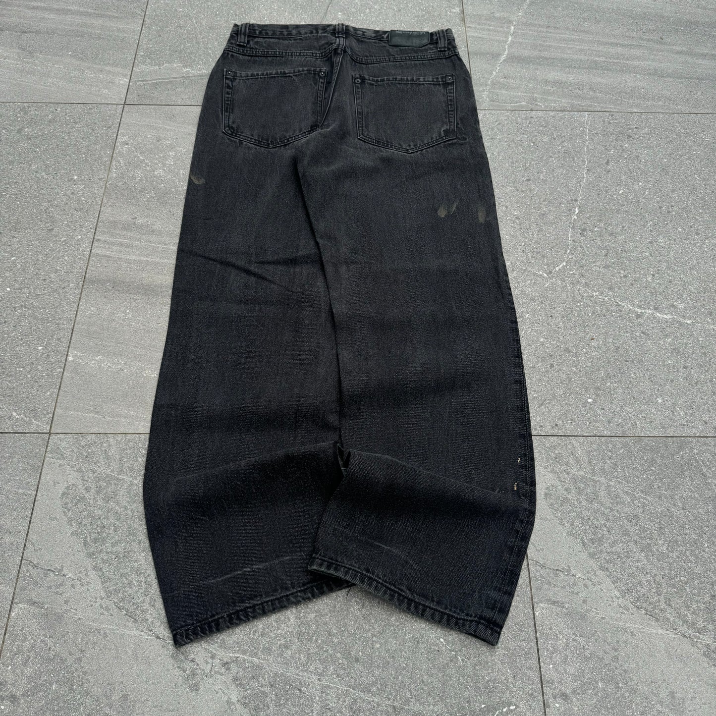 nice! clean (kinda dirty) but clean rocawear jeans ! 32x32”