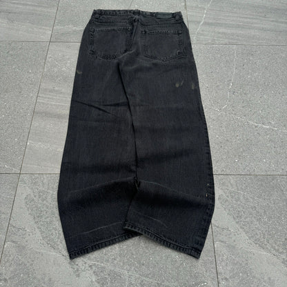 nice! clean (kinda dirty) but clean rocawear jeans ! 32x32”