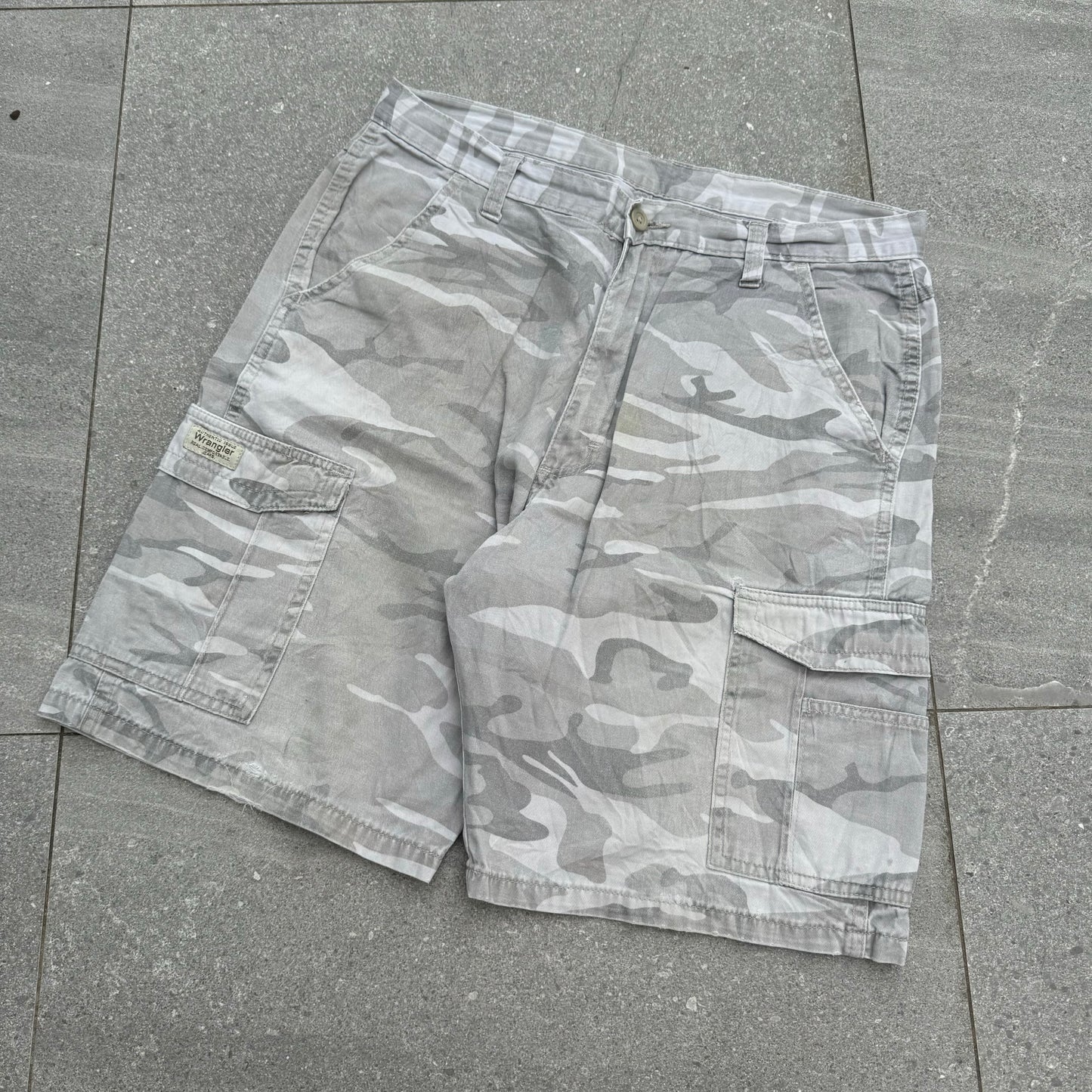 wrangler sand camo shorts - 34x10”