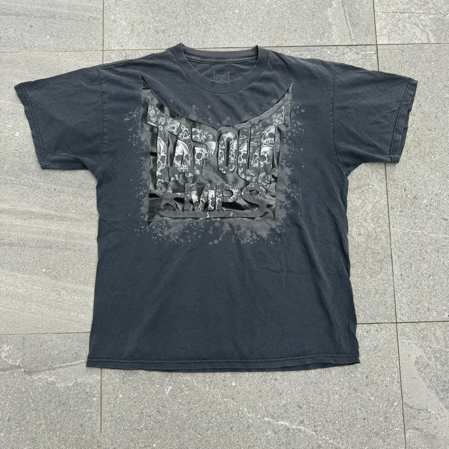 tapout skulls tee - L