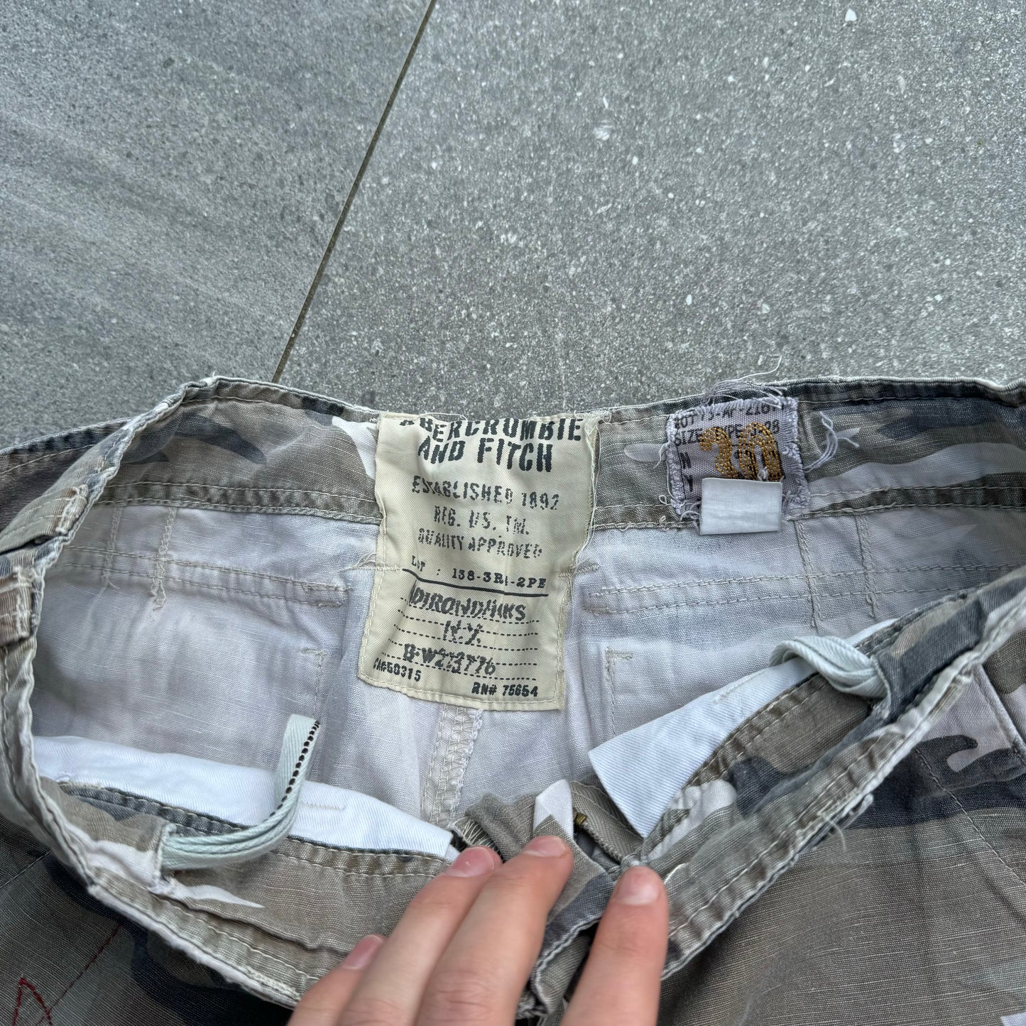 abercrombie&fitch camo shorts - 31”