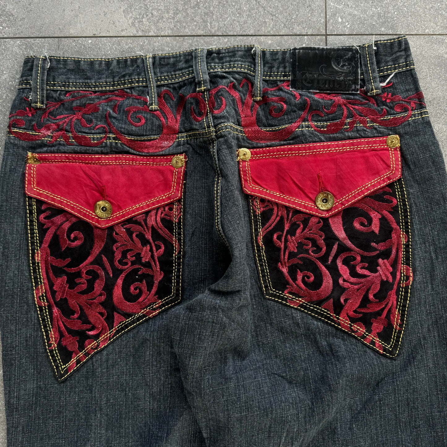 clench back hits - 37x31”