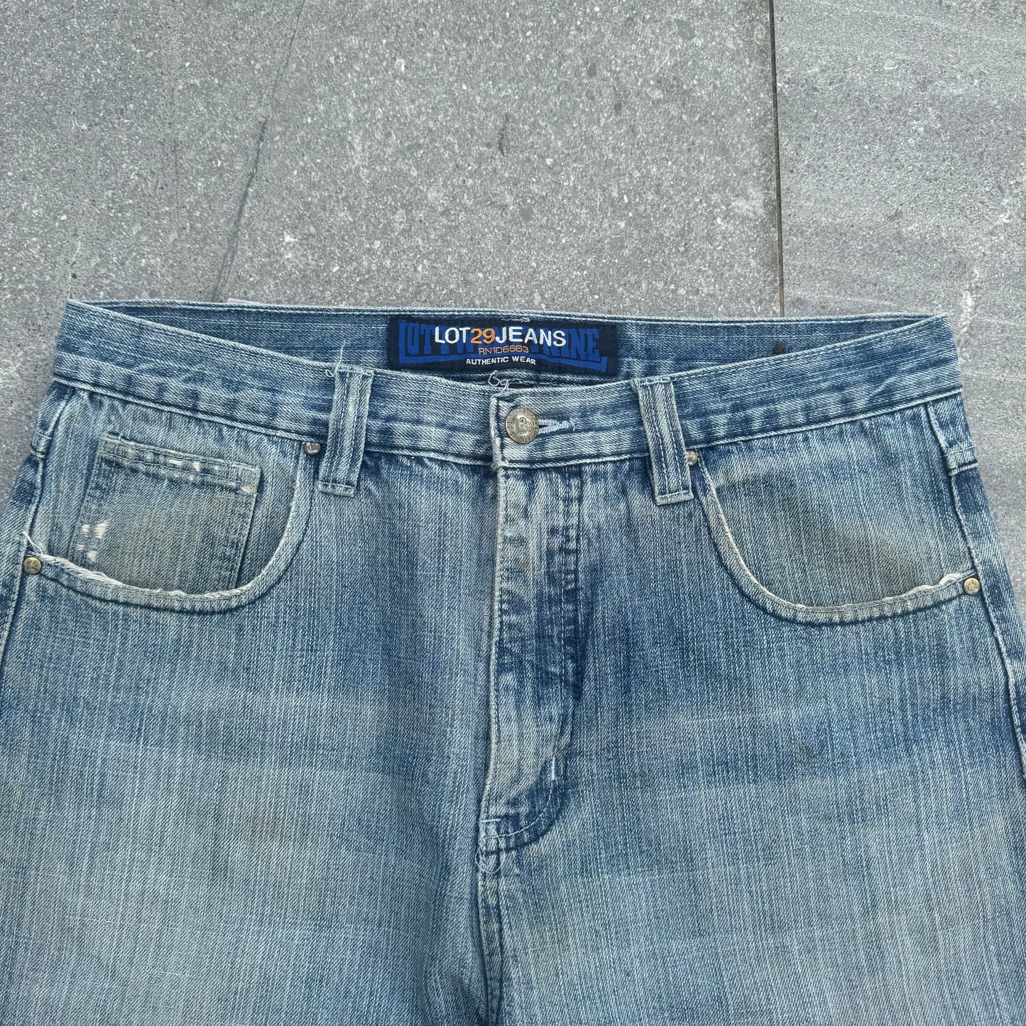 lot29 bugs bunny jeans - 32x32”