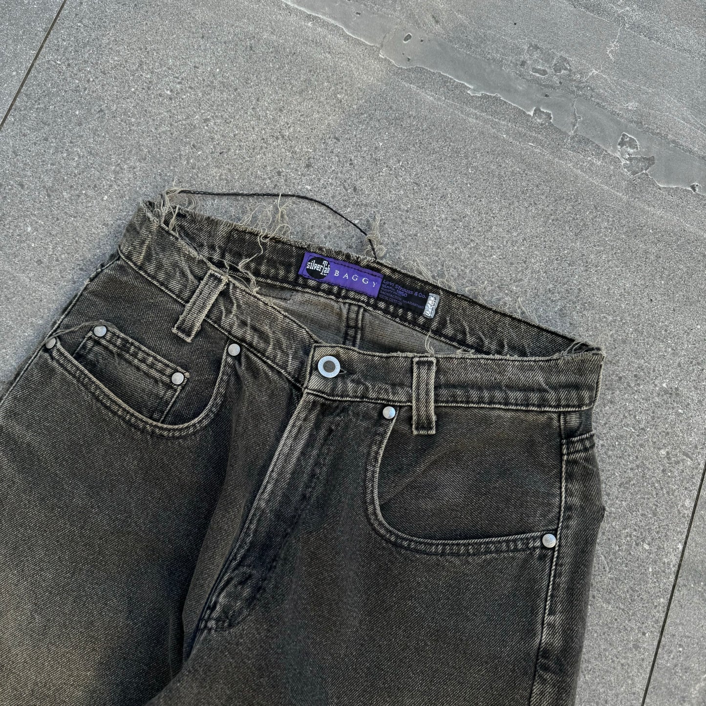 thrashed silvertabs - 30x33”