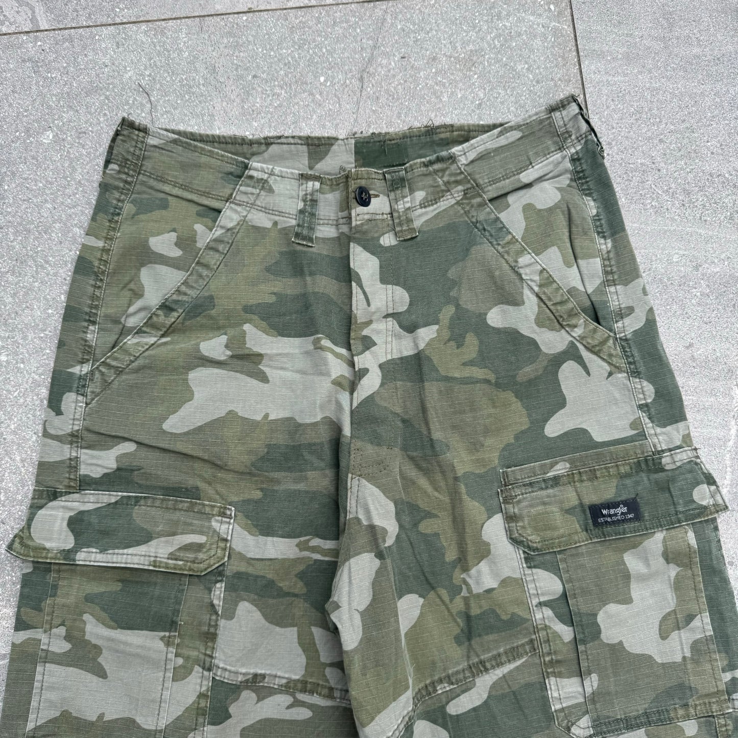 beautiful wrangler camo shorts - 33x10”