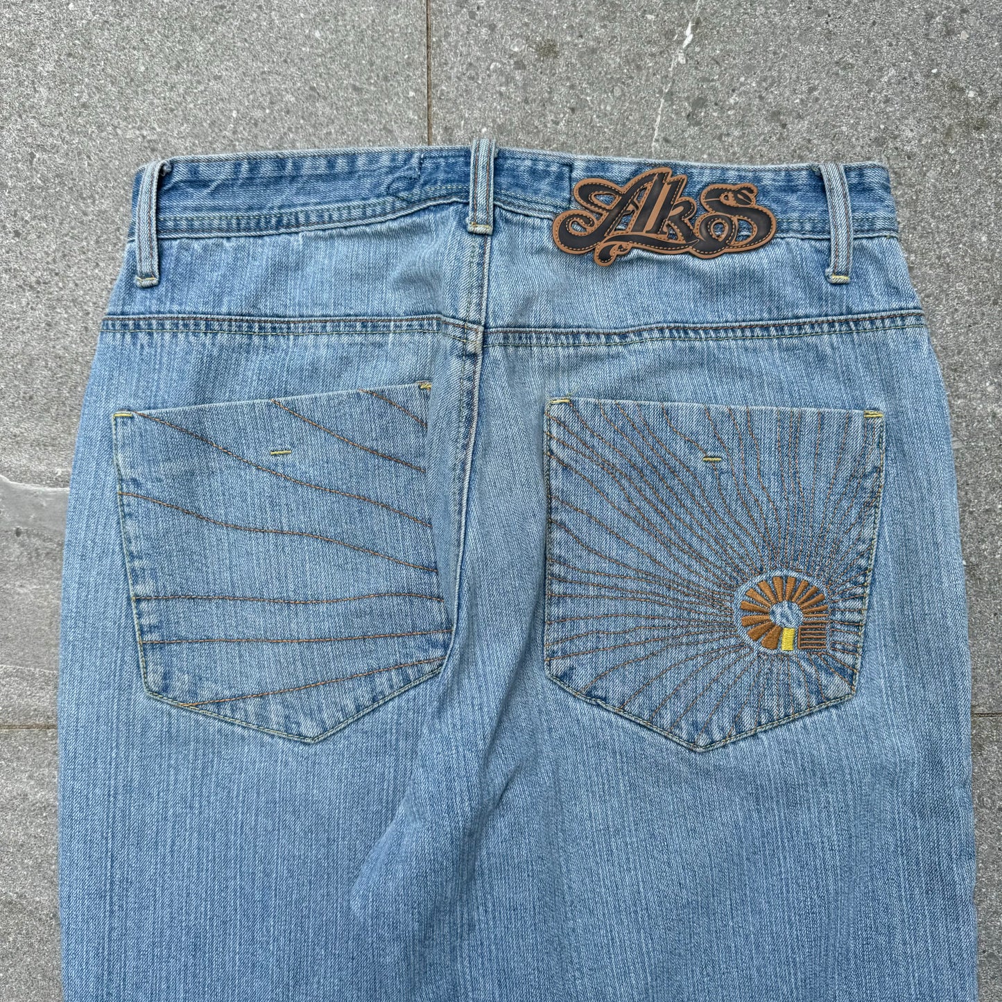 beautiful akademiks jeans - 33x32”